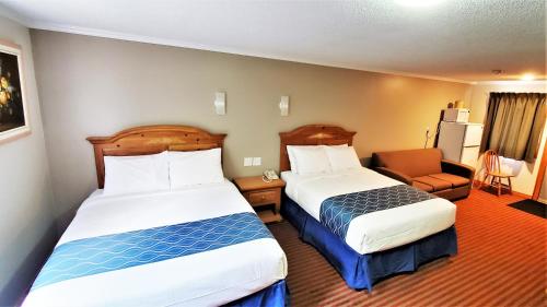 Кровать или кровати в номере Knights Inn Colonial Fireside Inn