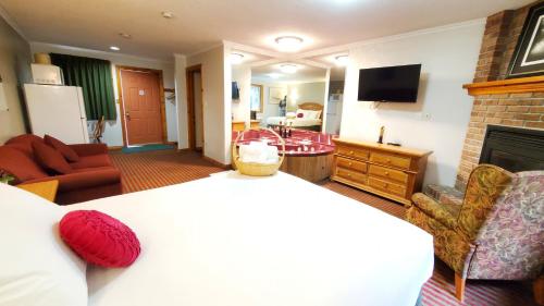Телевизор и/или развлекательный центр в Knights Inn Colonial Fireside Inn
