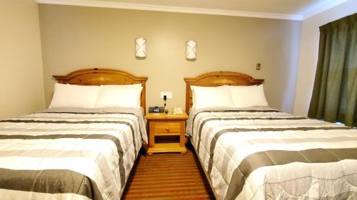 Кровать или кровати в номере Knights Inn Colonial Fireside Inn