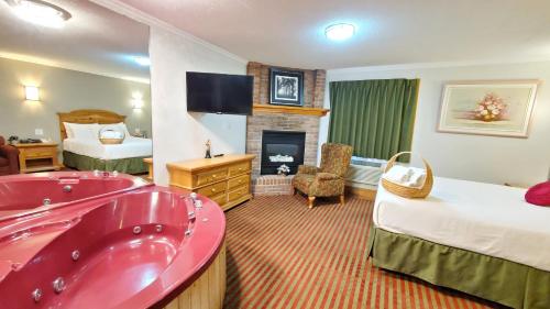 Кровать или кровати в номере Knights Inn Colonial Fireside Inn