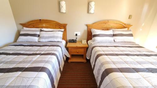 Кровать или кровати в номере Knights Inn Colonial Fireside Inn