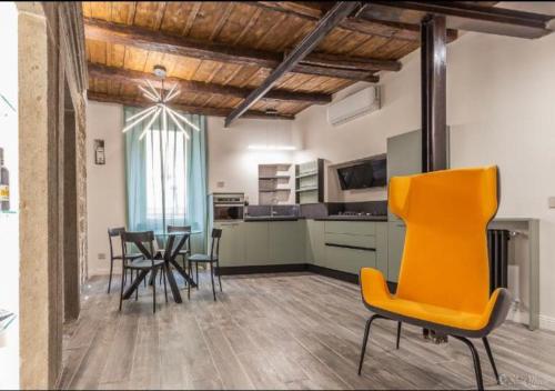 een keuken en eetkamer met een tafel en stoelen bij SDL luxury home Al Pavone in Viterbo