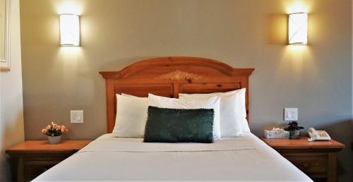 Кровать или кровати в номере Knights Inn Colonial Fireside Inn