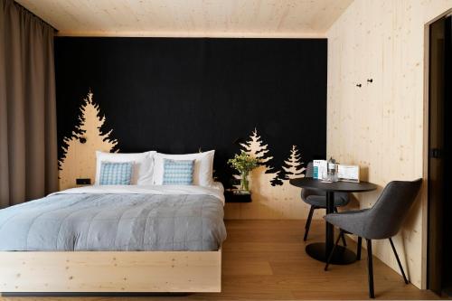 1 dormitorio con cama y pared negra en numa l Wood Rooms & Apartments, en Viena