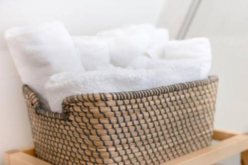 a basket filled with white towels on a shelf at Gästesuiten beim Schloss in Eisenstadt