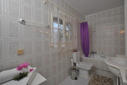 Ένα μπάνιο στο Stavento Apartments