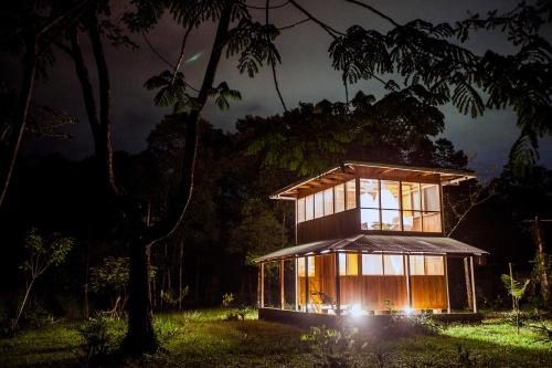 Taman di luar Kuporo lodge