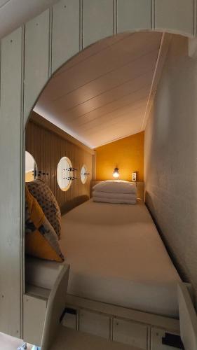 a small room with two beds in a room at Vakantiehuis Amber in Simpelveld