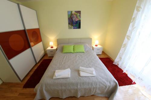 ein Schlafzimmer mit einem Bett mit zwei Kissen darauf in der Unterkunft Apartment Zubčić in Zadar