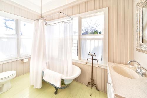 Katy House Bed and Breakfast tesisinde bir banyo