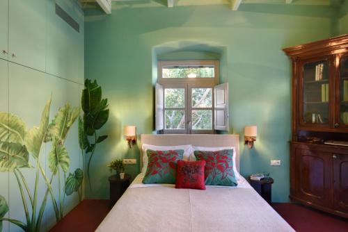 A bed or beds in a room at Cactus Hydra - Art Apartments