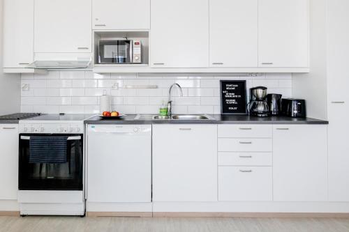 A kitchen or kitchenette at Apartment, Sleepwell, Tikkurila with private sauna, 70m2 1-7 pers