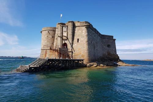 a castle in the middle of the water at Longère rénovée avec accès direct à la mer in Guimaëc