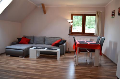 sala de estar con sofá y mesa en Willa Marzenie, en Szklarska Poręba