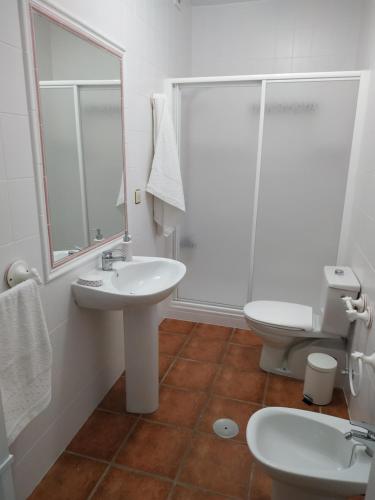 uma casa de banho com um lavatório, um WC e um chuveiro em PUNTA SOL em Isla del Moral