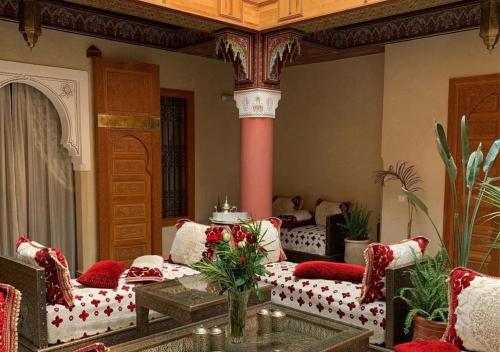 ein Wohnzimmer mit Sofa und Tisch in der Unterkunft Riad Miral in Marrakesch