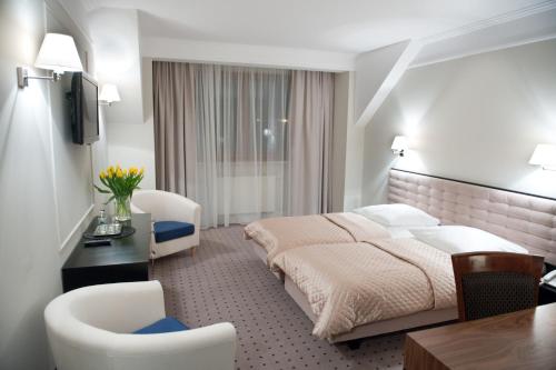 Hotel Focus tesisinde bir odada yatak veya yataklar