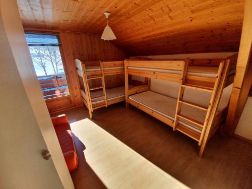 a room with two bunk beds in a cabin at Chalet 8-10 personnes Auris en Oisans Domaine de l'Alpe d'Huez in Auris