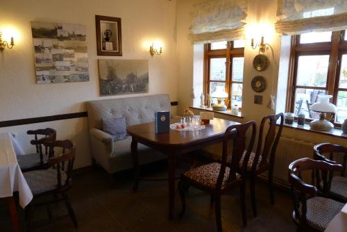 comedor con mesa y silla en Ferienwohnungen Engelmühle en Nordstrand