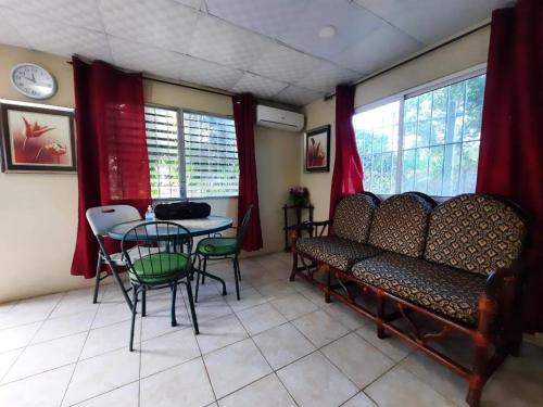 ein Wohnzimmer mit einem Sofa, einem Tisch und Stühlen in der Unterkunft Apartamento Cacao Changuinola in Changuinola