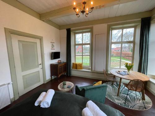 Fotografie z fotogalerie ubytování Suite in prachtige Groningse boerderij uit 1856 v destinaci Schildwolde