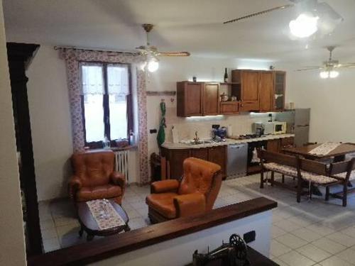 sala de estar con sillas, mesa y cocina en B&B Nonna BI, en Serravalle Scrivia