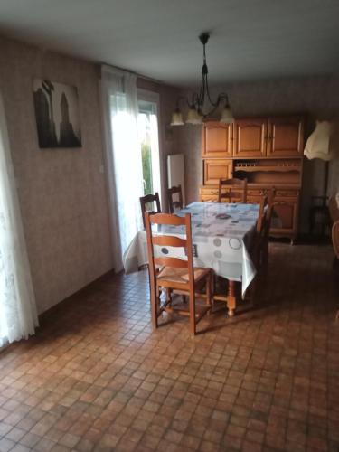 une salle à manger avec une table et des chaises dans une pièce dans l'établissement Maison de vacances, à Granges-sur-Vologne