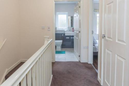 Dapur atau dapur kecil di BrumStay UK - 4 Bedrooms House with Garden, Parking and Fibre Broadband with speed upto 250mbps