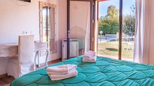 Una cama o camas en una habitación de QUADRIFOGLIO Affittacamere