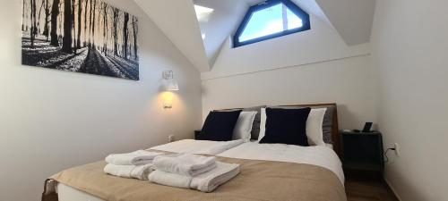 ein Schlafzimmer mit einem Bett mit Handtüchern darauf in der Unterkunft Apartma BANI - GOLTE in Mozirska Koča