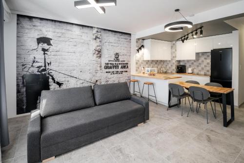 uma sala de estar com um sofá e uma cozinha em APARTAMENT MODERN em Ustrzyki Dolne