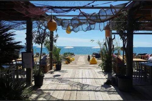 a walkway leading to a beach with the ocean at Residence Atlantis- Le Barcarès in Le Barcarès