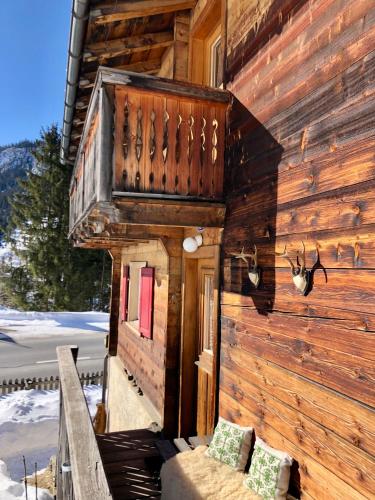 a log cabin with a balcony on the side of it at Sonniges Chalet Arosa für 6 Pers alleinstehend mit traumhaftem Bergpanorama in Langwies