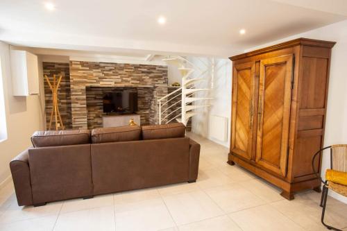 un salon avec un canapé et une cheminée dans l'établissement L'escapade en baie, à Abbeville