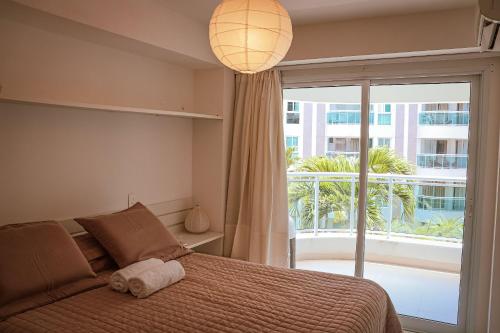 sypialnia z łóżkiem i dużym oknem w obiekcie In Mare Bali Resort em Cotovelo by Qavi #239 w mieście Granja Beira Mar