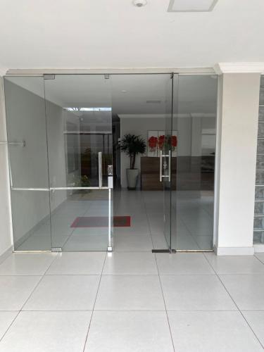 una porta a vetri aperta in un edificio di Quarto em Apto ao lado Shopping a Cuiabá