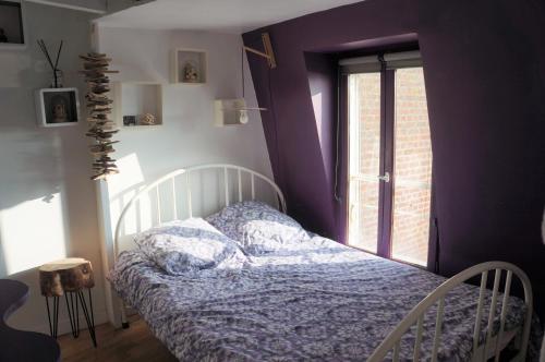 um quarto com uma cama e uma janela em Charmant appartement avec vue face mer imprenable em Mers-les-Bains