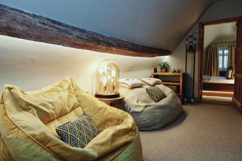 a bedroom with a bed and a mirror at Kings Arms - Egham-Windsor in Egham