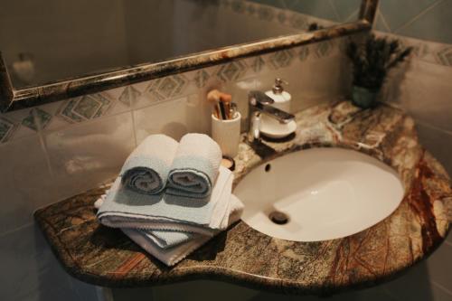 內米的住宿－Appartamento Bellavista，浴室水槽和毛巾