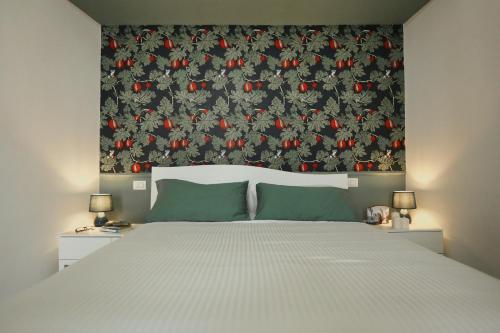 um quarto com uma cama grande e uma parede preta e vermelha em Appartamento Bellavista em Nemi