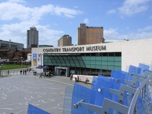 um edifício com um sinal que lê o museu de transportes de convenções em Cheerful Town House in Coventry City Centre em Coventry