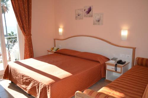 A bed or beds in a room at Hotel Moresco