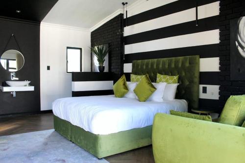 Ένα ή περισσότερα κρεβάτια σε δωμάτιο στο 51 On Kologha Lifestyle & Leisure