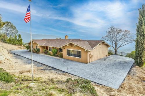 a house with an american flag in front of it at Mountain Trail Lodge and Vacation Rentals in Oakhurst
