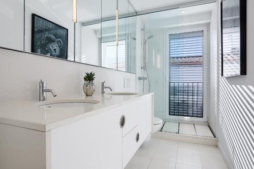 Bilik mandi di Canvas Apartments&Lofts