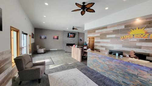 The lobby or reception area at Jasper Ridge Inn Ishpeming