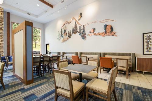 Χώρος καθιστικού στο Holiday Inn Express & Suites Custer-Mt Rushmore