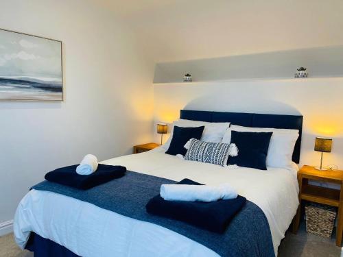 ein Schlafzimmer mit einem großen Bett mit zwei Kissen darauf in der Unterkunft Pipeline Cottage in Dolgarrog