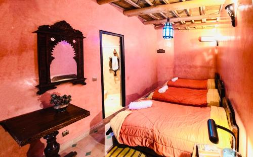 1 dormitorio con cama y espejo en Riad imlil, en Imlil