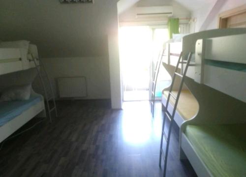 Pokój z kilkoma łóżkami piętrowymi i oknem w obiekcie Stars Aspava Blue HOSTEL w mieście Podgorica